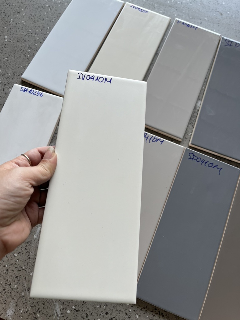 Gạch thẻ KT 100x250 màu be mờ phẳng IV0410M