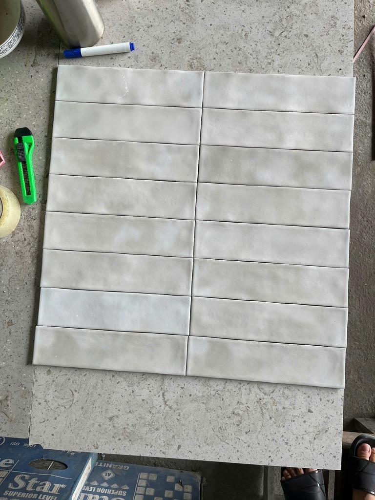 Gạch thẻ Việt Nam KT 75*300 xám nhạt bóng lượn loại 1 mã 0377-0