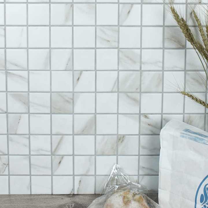 Gạch khảm men sứ bóng mờ Calacatta hình vuông 2x2, 48x48mm, in phun, sản xuất tại Phật Sơn, Trung Quốc