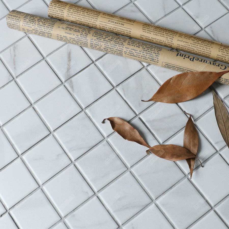 Gạch khảm men mờ trắng Bianco Carrara in phun khổ 2x2 inch, dùng cho tường bếp và nhà tắm